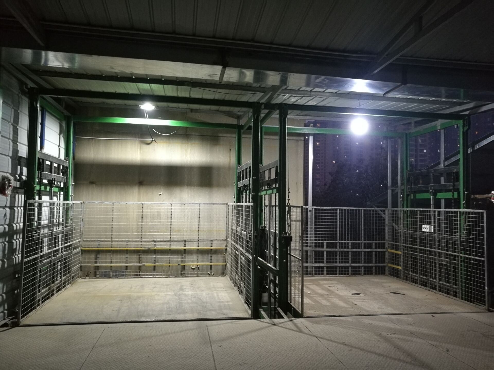 導軌(gui)式升(sheng)降機(ji)